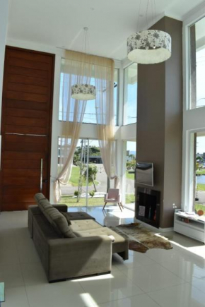 Casa com 5 suítes e piscina em condomínio Dubai